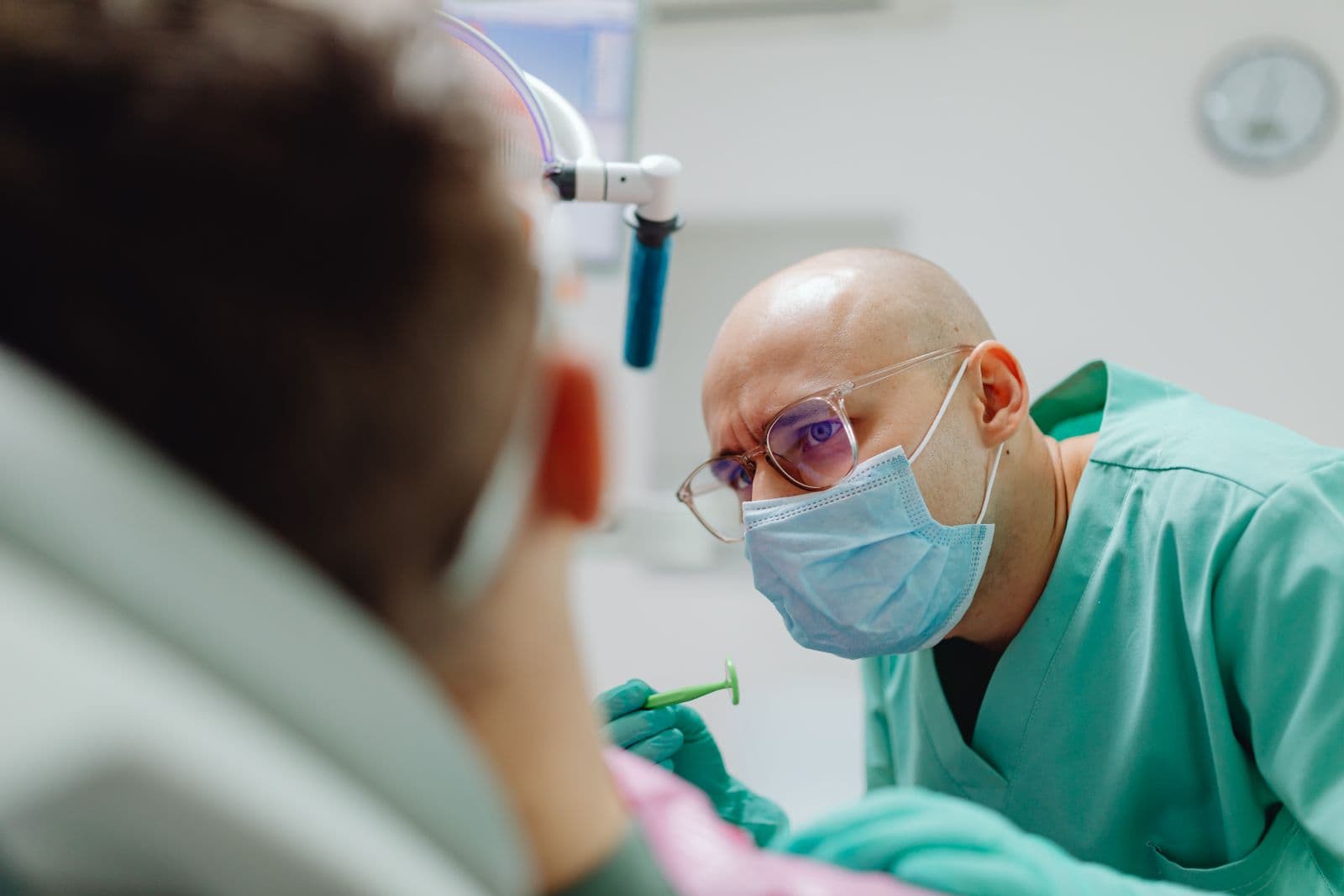 Dental SEO in Maryland: dentist with a patient in the chair