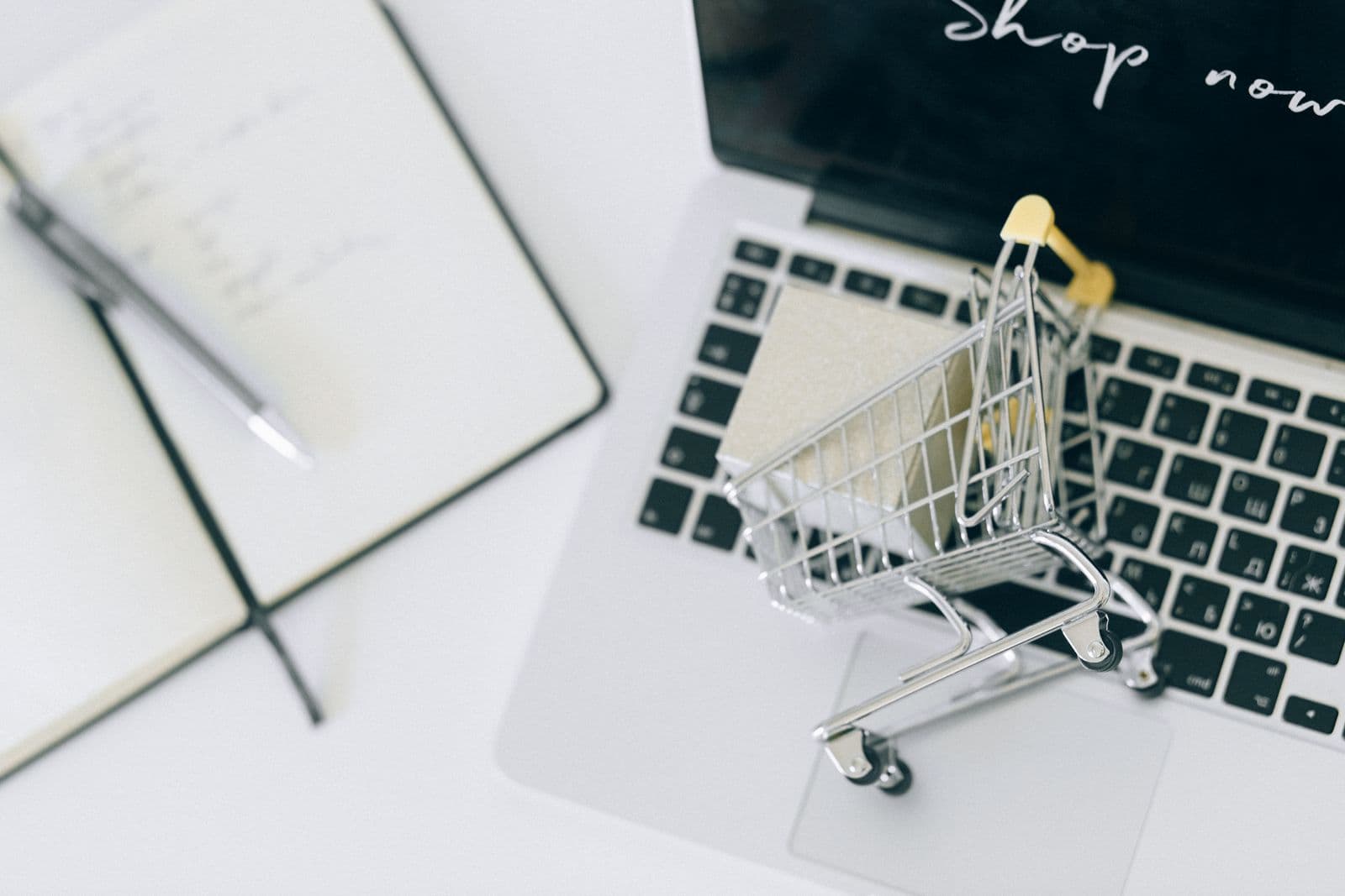 Shopify SEO services: online store on a laptop with a shopping cart